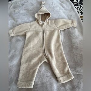 Hanna Andersson Fleece Onesie with Hood in size 70 6-12 months Soft Neutral